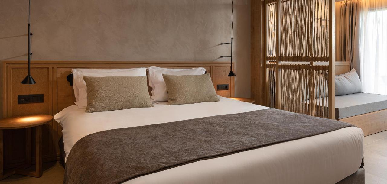 Helea Lifestyle Beach Resort Kallithea  Exterior photo A bed with a throw
